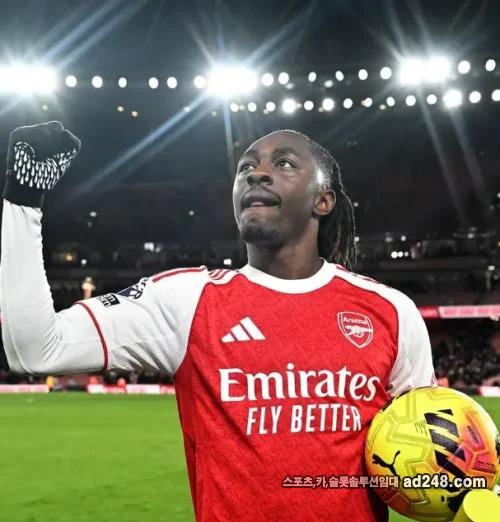 아스널 북런던더비 완승으로 선두 질주...에제 해트트릭 역사 썼다 아스널 북런던더비 완승으로 선두 질주...에제 해트트릭 역사 썼다